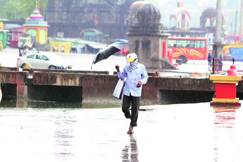 वादळी वारे आणि जोरदार पावसामुळे गंगाघाटावरील वर्दळही कमी झाली.        (छाया- यतीश भानू)