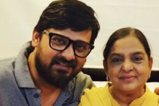 wajid khan with mother