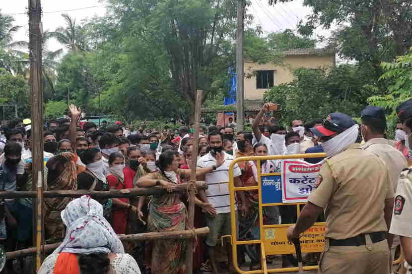 बोडणी (अलिबाग) : करोना जनजागृतीसाठी गावात आलेल्या प्रशासकीय अधिकाऱ्यांना विरोध करताना ग्रामस्थ.