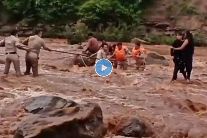 Viral Video : नदीच्या मधोमध जाऊन सेल्फी काढत होत्या दोघी मैत्रिणी, अचानक वाढली पाण्याची पातळी आणि…
