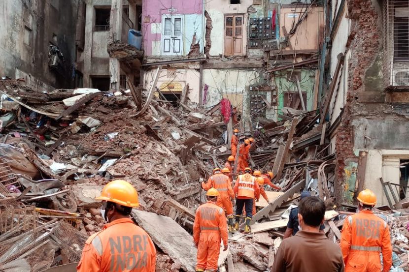 मुंबई: फोर्ट इमारत दुर्घटनेत सहा जणांचा मृत्यू, २३ जणांना काढलं बाहेर; बचावकार्य अद्याप सुरु