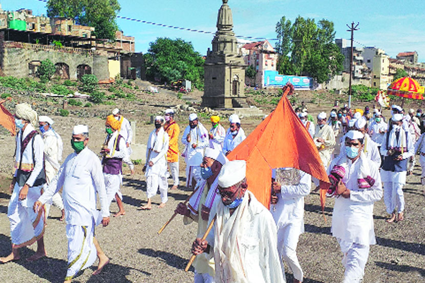 चंद्रभागा स्नान झाल्यानंतर वाळवंटातून जाताना वारकरी. (छाया-उमेश टोमके)