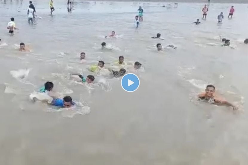 Viral Video: क्रिकेट खेळणारे तरुण पोलिसांच्या भीतीने चक्क ‘समुद्रात’ लपले !