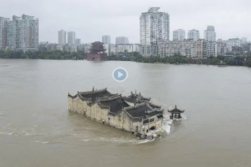 Viral Video : पुराच्या पाण्यात सारं काही बुडालं, ‘हे’ शेकडो वर्षांपूर्वीचं मंदिर मात्र वाचलं