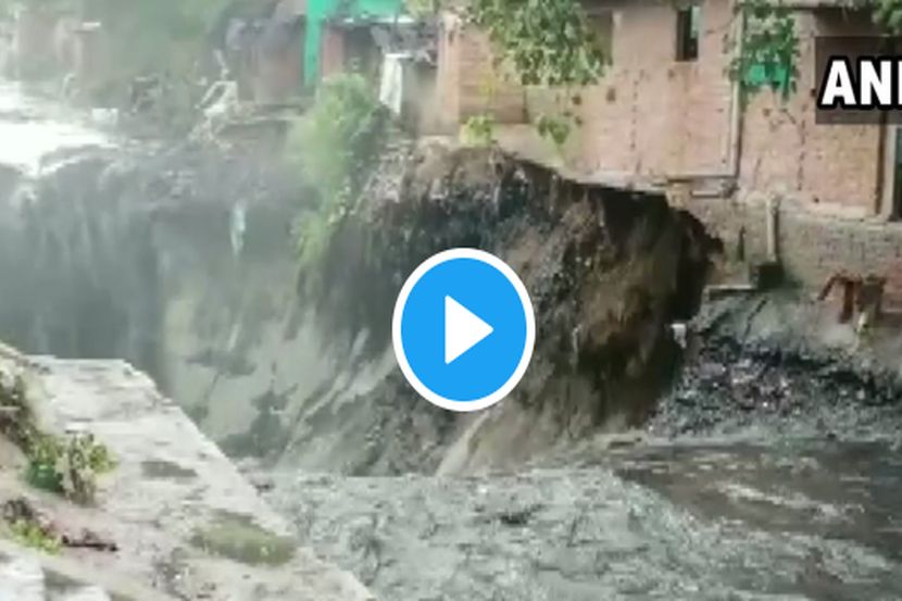 दिल्लीतील थरारक दृश्य : नाल्याच्या पाण्यात वाहून गेलं दुमजली घर