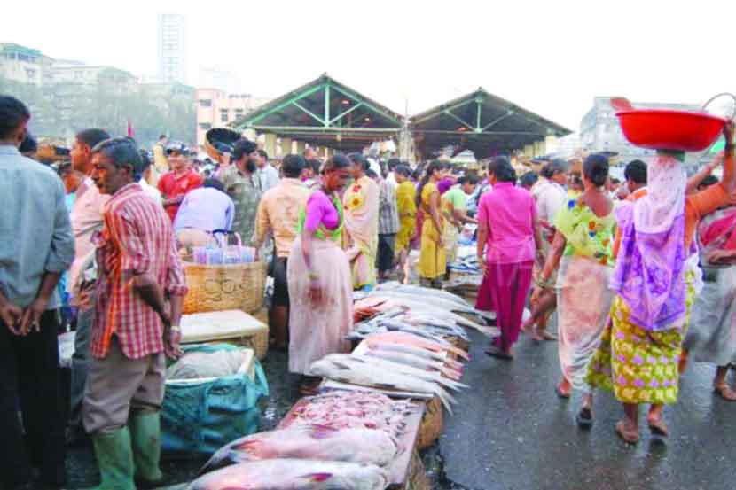कोळी महिला ऑनलाइन मासे विक्रीसाठी सज्ज