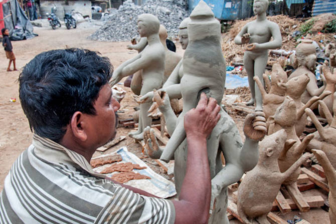 लाखो रुपयांचा फटका प्रत्येक मूर्तिकारांना बसला आहे.