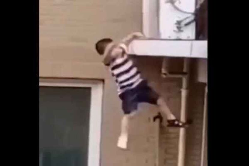 Viral Video : पाचव्या मजल्यावरून खाली पडला दोन वर्षाचा मुलगा, त्यानंतर …