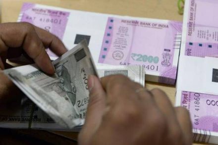 देशात आता अनलॉक २ सुरु आहे. त्या अंतर्गत काही गोष्टींना परवानगी देण्यात आली आहे. पण अजूनही अर्थव्यवस्थेने वेग पकडलेला नाही. 