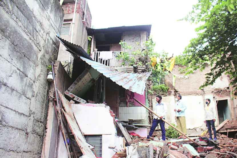 भद्रकाली परिसरात दुमजली घराची भिंत लगतच्या घरावर कोसळली.