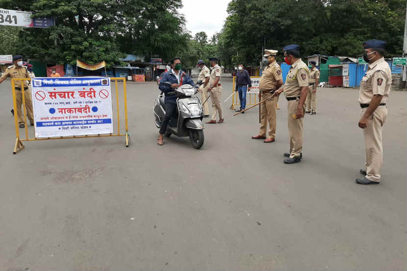 पिंपरी : लॉकडाउनच्या दुसऱ्या टप्प्याला पिंपरी-चिंचवडकरांनी चांगला प्रतिसाद दिला. यावेळी नियमांचे उल्लंघन करणाऱ्यांवर पोलिसांनी कारवाई केली.