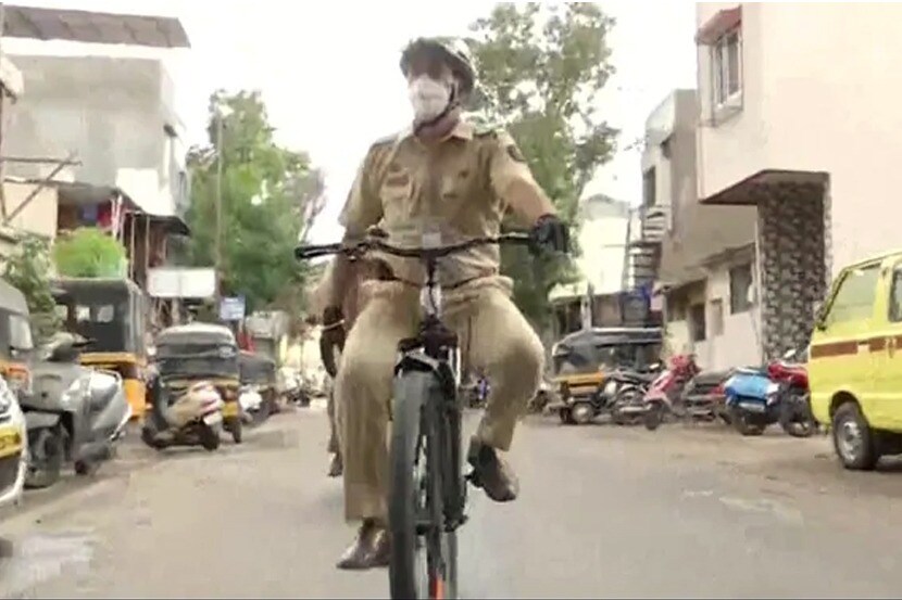 पुण्यात पोलीस निरीक्षक सायकलवर फिरुन कंटेंन्मेंट झोनमध्ये करतायत जनजागृती