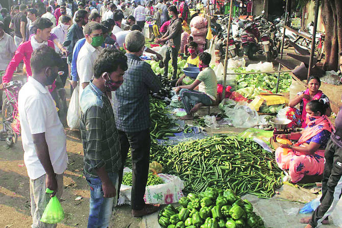 घाऊक बाजारातील दर स्थिर असतानाही किरकोळीत लूट