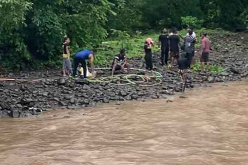 वसईच्या देवकुंडी नदीत अडकलेल्या ७ पर्यटकांची सुटका