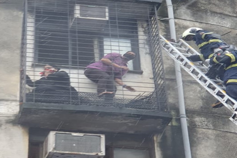 मुंबईत सात मजली इमारतीला भीषण आग