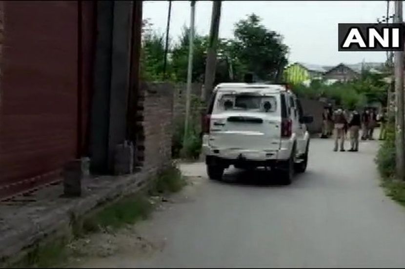 जम्मू काश्मीरमध्ये दहशतवादी हल्ला, दोन पोलीस कर्मचारी शहीद; सर्च ऑपरेशन सुरु