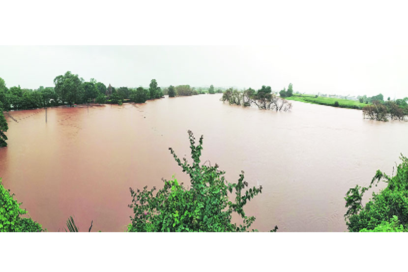 गेले दोन दिवस सतत कोसळणाऱ्या पावसामुळे बुधवारी कोल्हापुरातील पंचगंगा नदीचे पाणी पात्राबाहेर पडले. कोल्हापूर शहराजवळ दिसणारी पंचगंगा नदी.   (छाया - राज मकानदार)