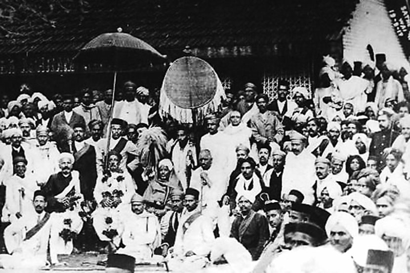 सन १९१७ मध्ये लोकमान्य टिळक यांनी प्राज्ञपाठशाळेस भेट दिली  होती. लोकमान्यांना प्राज्ञपाठशाळेचे अध्यक्ष स्वामी केवलानंद सरस्वती यांच्या हस्ते मानपत्र देण्यात आले.