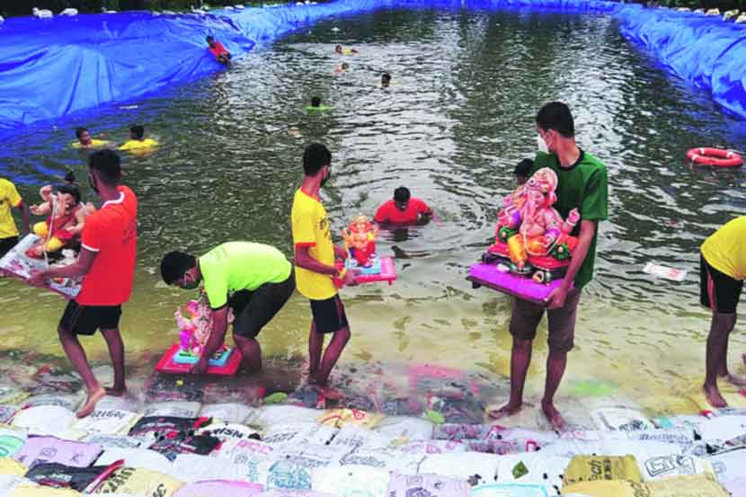 गणेश विसर्जनासाठी पालिकेतर्फे कृत्रिम तलाव तयार करण्यात आले होते.       (छाया - दीपक जोशी)