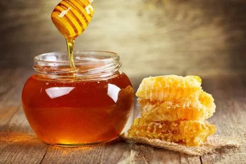 मध खाण्याचे ‘हे’ ११ गुणकारी फायदे माहित आहेत का?