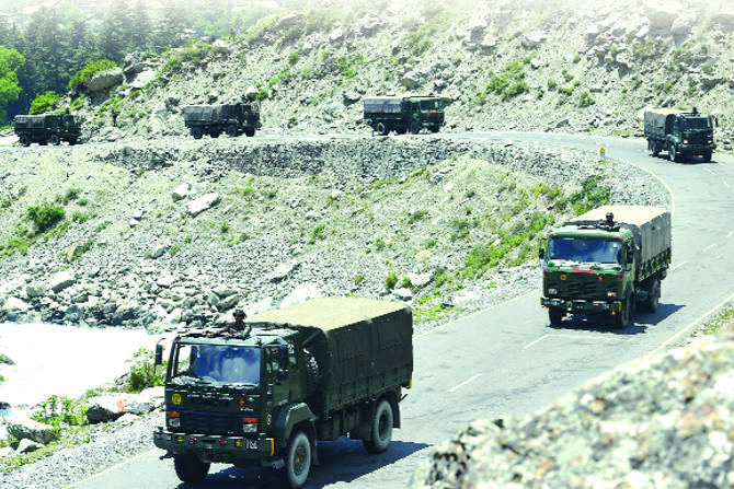 आवश्यक साहित्य पोहोचवण्यासाठी श्रीनगर ते लेह आणि पुन्हा लेह ते श्रीनगर अशी एक फेरी पूर्ण करण्यात १५-२० दिवस जातात.