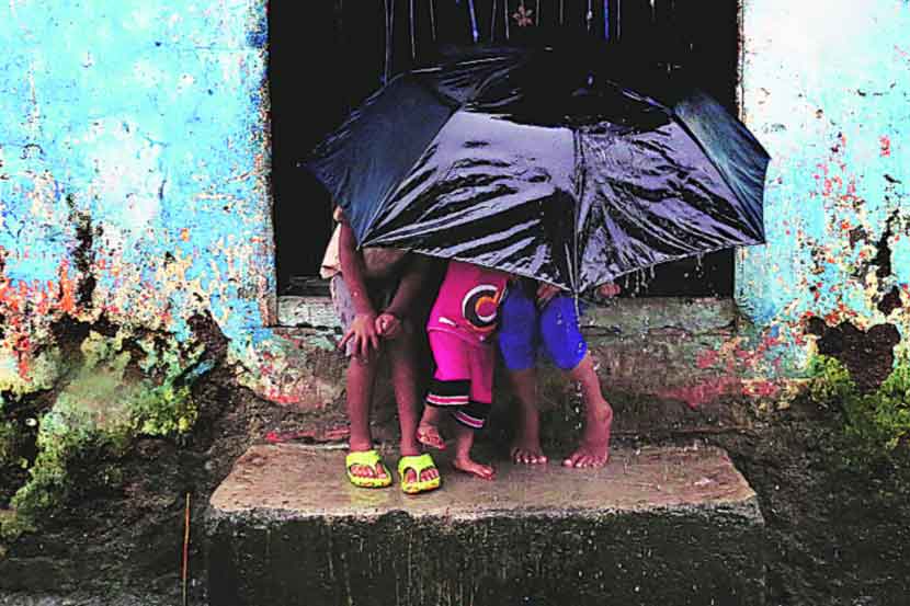 करोनाकाळात शाळा बंद असल्याने चिमुकल्यांचा घरभर वावर असतो. त्यात गेले तीन दिवस शहरात मुसळधार पाऊस होत असल्याने धम्माल मजा करीत मुलांनी घराच्या उंबऱ्यावरूनच जलधारा झेलल्या.          (छायाचित्र : अमित चक्रवर्ती)