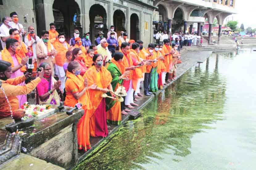 अयोध्येतील राम मंदिर भूमिपूजनाच्या पार्श्वभूमीवर नाशिक येथे आयोजित गोदापूजन, महाआरती कार्यक्रमात शिवसेना, भाजपच्या लोकप्रतिनिधींनी सहभाग घेतला.   (छाया- यतीश भानू)