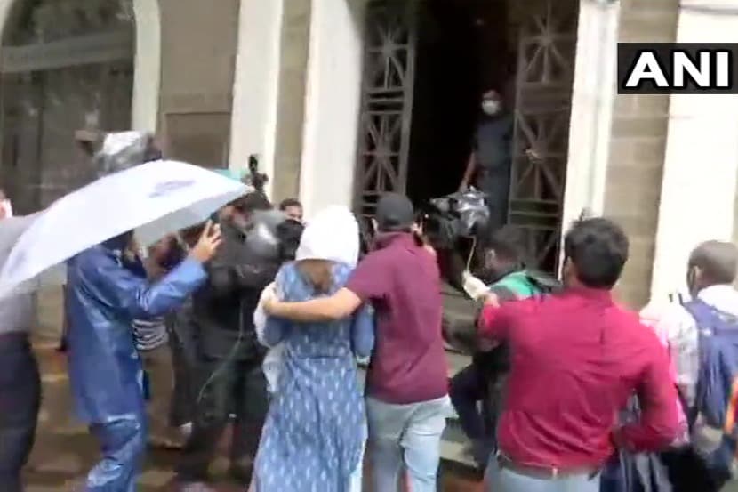 सुशांत सिंह मृत्यू प्रकरण: रिया चक्रवर्ती ईडी कार्यालयात दाखल, मनी लॉण्ड्रिंग प्रकरणी चौकशी