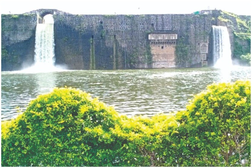 नळदुर्ग किल्ल्यातील पर्यटकांचा आवडता ‘नर-मादी’ धबधबा ओसंडून वाहू लागला