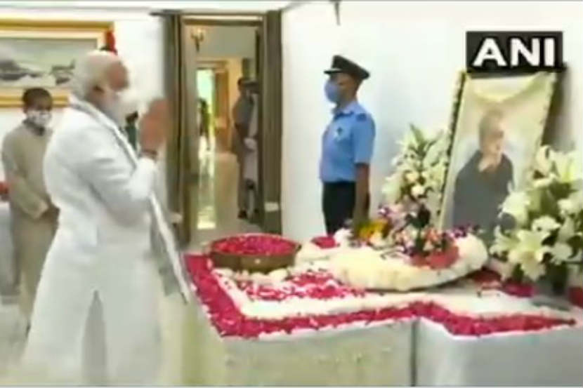नवी दिल्ली : पंतप्रधान नरेंद्र मोदी यांनी माजी राष्ट्रपती प्रणव मुखर्जी यांचे अंत्यदर्शन घेतले.
