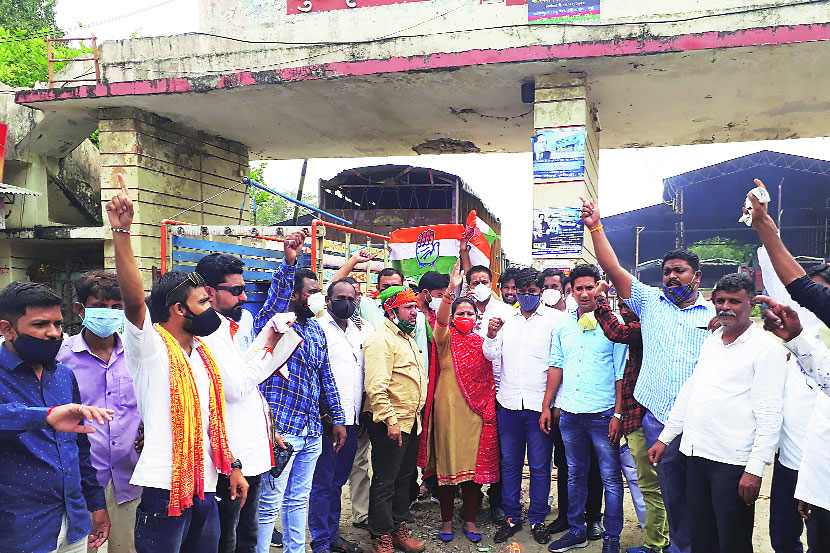 धुळे बाजार समितीसमोर केंद्रीय कृषी विधेयकांची होळी करतांना युवक काँग्रेसचे कार्यकर्ते  (छाया- विजय चौधरी)