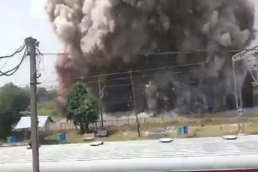 अन् थोडक्यात टळली मोठी दुर्घटना, रेल्वे स्थानकाजवळील स्फोटाचा थरारक VIDEO