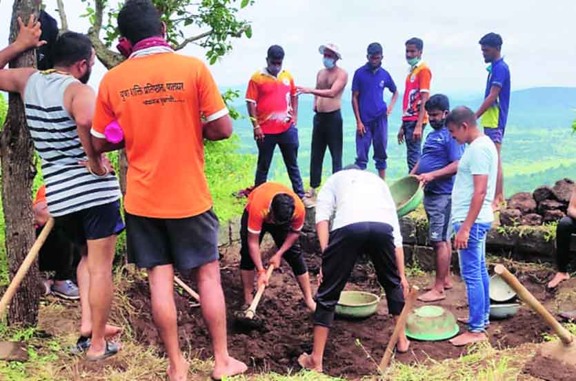 आसावा किल्लयावर दुर्गमित्रांकडून श्रमदान