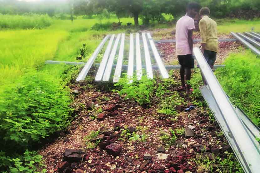 नागझरी येथे अनेक वर्षांपासून प्रयत्न केल्यानंतर अखेर विजेच्या तारा टाकण्याचे काम सुरू करण्यात आले आहे.