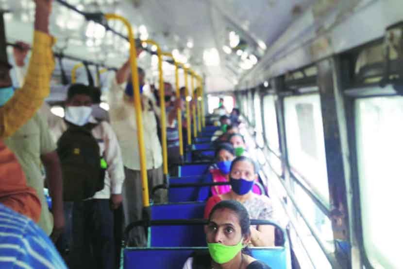 एनएमएमटीच्या बसमध्ये प्रमाणापेक्षा अधिक प्रवासी प्रवास करतात.