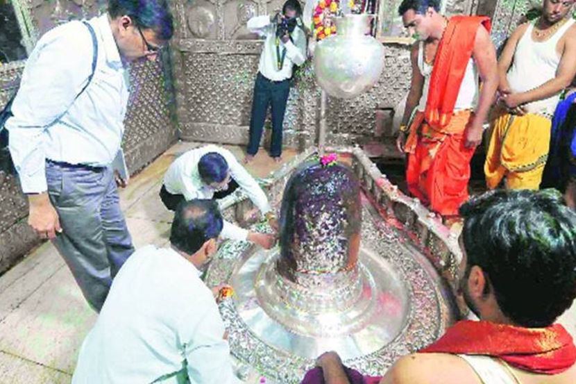 Experts from ASI and GSI inspect the lingam at the Mahakal temple in Ujjain. (Express Photo)