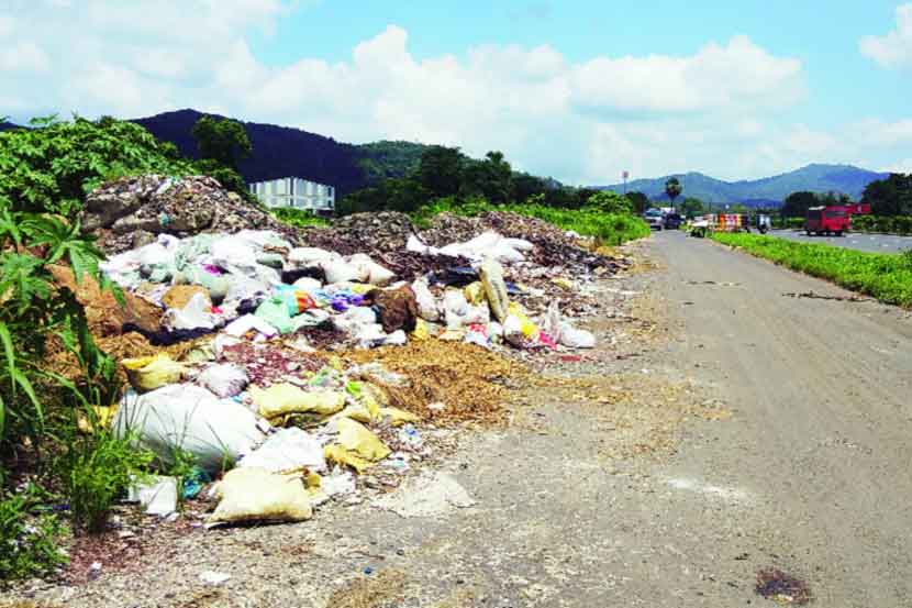 राष्ट्रीय महामार्गावर कचरा टाकणाऱ्या कारखान्यांचा कचऱ्यातून शोध