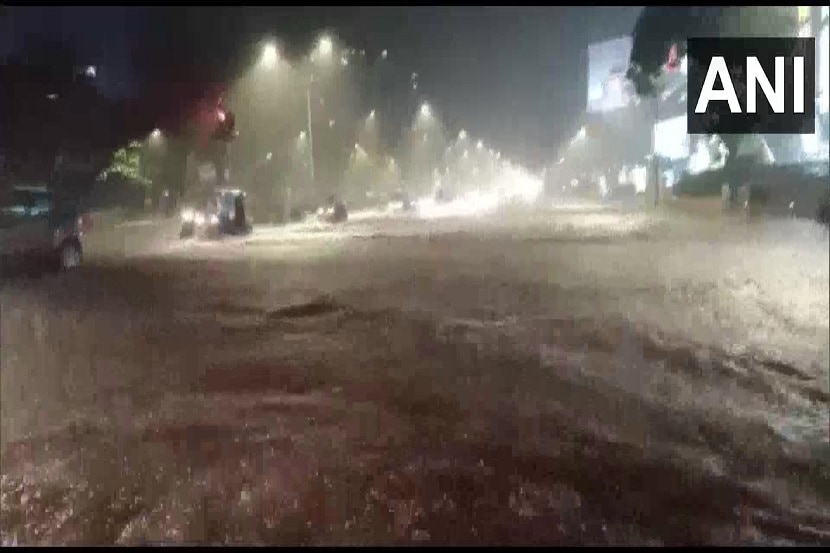 मुंबईत रात्रभर मुसळ’धार’; रस्ते जलमय, लोकलसेवा ठप्प