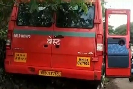 मुंबईत बेस्टच्या मिनी बसचा अपघात, १० प्रवासी जखमी