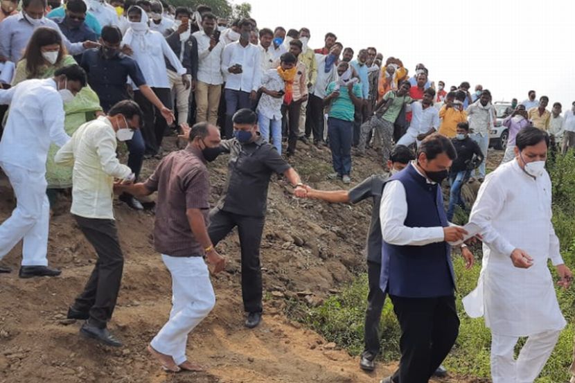 “बोलघेवडेपणा सोडा आणि कृती करा,” फडणवीसांचा ठाकरे सरकारवर हल्लाबोल