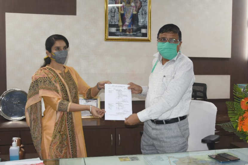 कोल्हापूर : कादंबरी बलकवडे यांनी महापालिका आयुक्तपदाची सुत्रे स्विकारली.