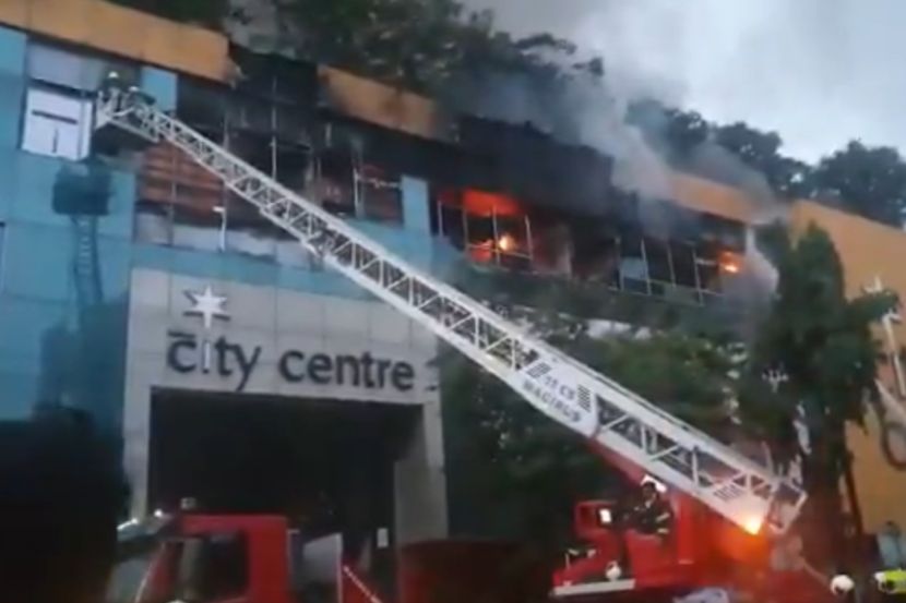 ४०० लोकांची सुटका, ३५०० नागरिकांचं स्थलांतर; मुंबईत मॉलला लागलेली आग १२ तासांनंतरही धुमसतीच