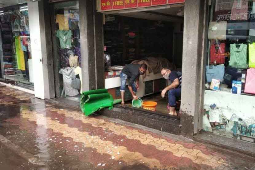 पावसाचा जोर कमी झाल्यानंतर दुकानदार दुकानातील पाणी बाहेर काढत होते. ठिकाण - बुधवार पेठ