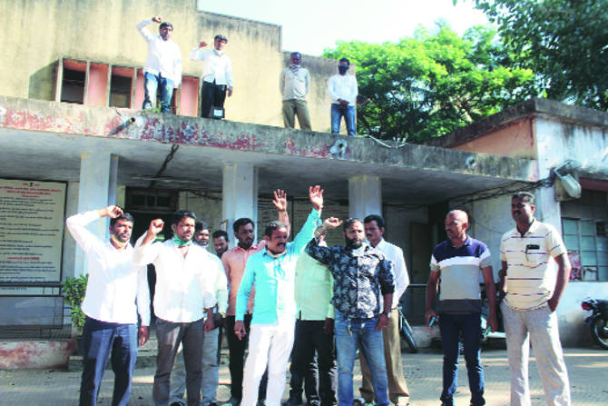 नाशिक येथील सहकार उपनिबंधक कार्यालयात आंदोलन करताना पदाधिकारी, कार्यकर्ते.