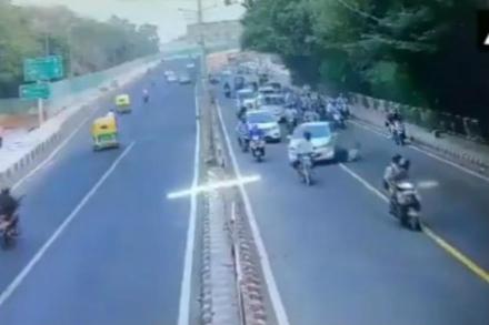 नवी दिल्ली : एका कार चालकाने वाहतूक पोलिसाला चिरडण्याचा प्रयत्न केला.