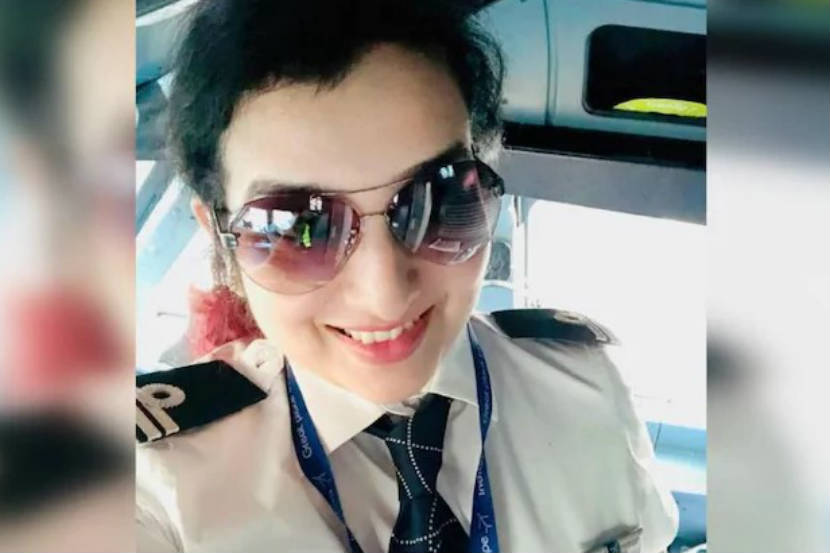 नवी दिल्ली : हिना खान या व्यावसायिक पायलट असून त्या या दिवशी विमानाच्या कॉकपीटमध्ये होत्या. (Photo: Hana Khan/Instagram)