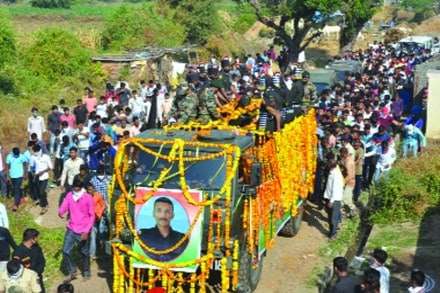 चाळीसगाव तालुक्यातील पिंपळगाव येथे शहीद जवान यश देशमुख यांच्या अंत्ययात्रेस उपस्थित नागरिक