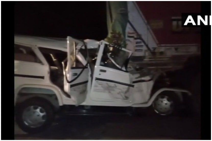 भीषण अपघात : उभ्या ट्रकला भरधाव जीप धडकली, सहा मुलांसह १४ जणांचा मृत्यू