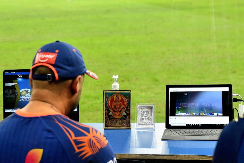 IPL 2020 : मुंबई इंडियन्सच्या डगआऊटमध्ये ‘बाप्पा’ला आहे विशेष स्थान, फोटो व्हायरल