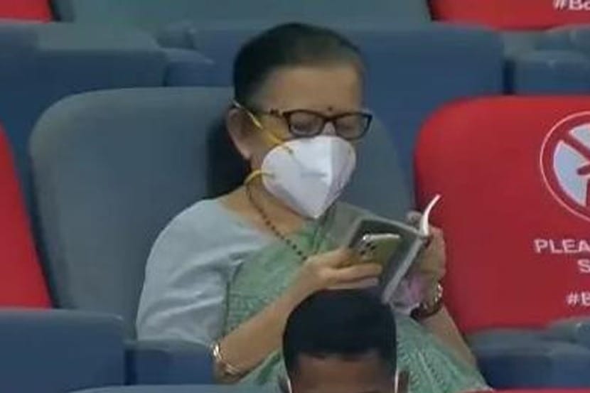 IPL 2020: ‘त्या’ आजीबाईंची पुन्हा स्टेडियममध्ये हजेरी; तुम्ही यांना ओळखळंत का?